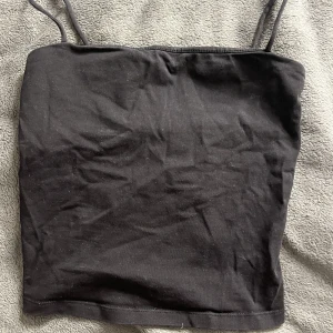 Ginatricot Topp XS - Svart, röd och leopardmönstrad topp, Ginatricot Topp. Storlek XS💕bra skick. 30 kronor styck💕