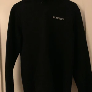 Hoodie - Tjena! Säljer en svart hoodie med ett stort tryck på ryggen. Stilren på bröstet med endast en liten text men med ett stort motiv på ryggen som gör tröjan väldigt snygg. Säljer den för att den är för liten. Storlek xs och är t.t.s. Hör av er vid intresse.