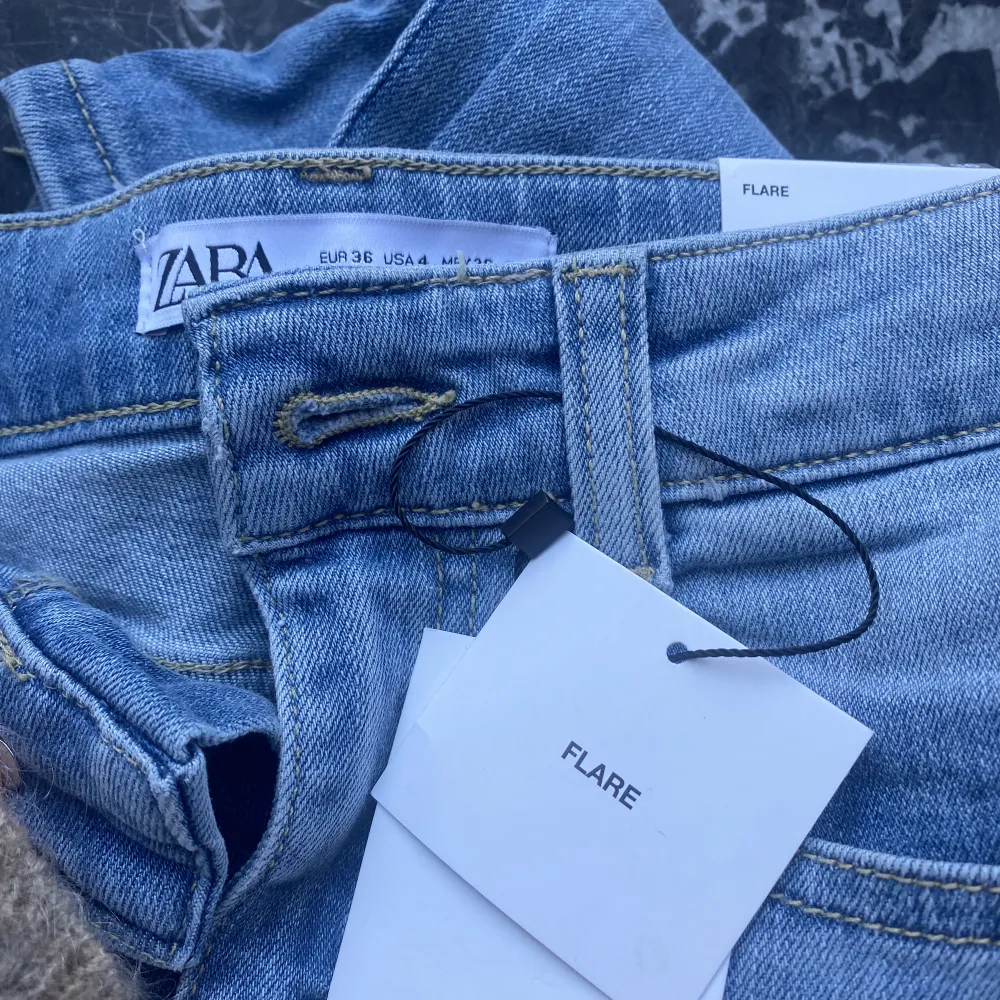 Sjukt snygga och oanvända flare jeans från zara! Ljusblå färg och är i storlek 36. ❤️ Lapparna kvar. Jeans & Byxor.
