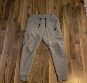 Nike Tech byxor - Säljer min Nike Tech byxor då de inte kommit till användning Pris kan diskuteras vid snabb affär  Nypris: 1000kr Nypris: 1000kr
