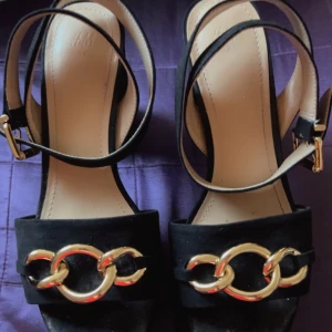 Tofflor  - Festig och klassisk. Priset går alltid diskutera. 