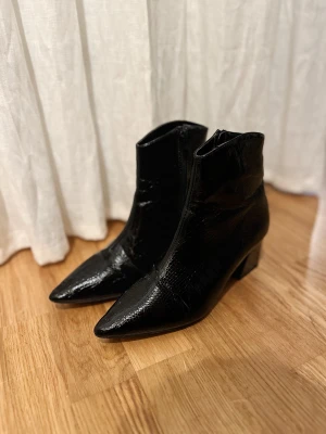 Boots - Snygga boots med krokodilmösnter. Använda 4-5 gånger 