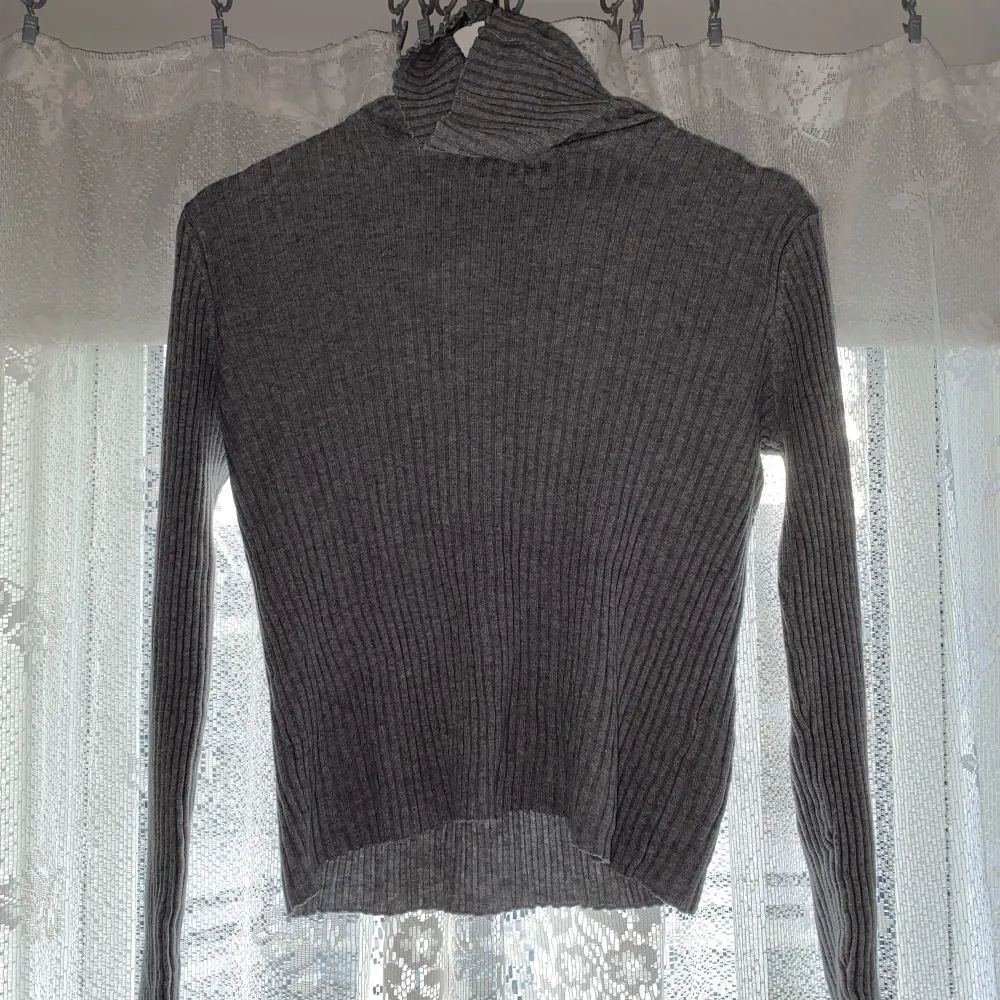 En ganska tunn grå ribbad turtleneck/polokrage från monki. Perfekt till att lagra med eller ha den bara som den är. 60kr frakt om du köper genom mig och inte köp nu :). Tröjor & Koftor.