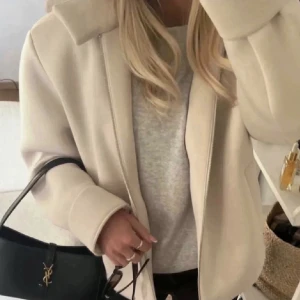 Cos jacka - Så snygg Cos jacka som jag köpt på pick nyss men säljer då den inte passade mig❤️köparen står för frakt 