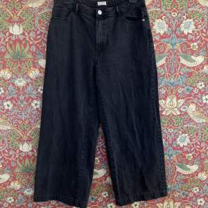 Superfina jeans från Lindex som har en baggy-look, perfekt som de är eller med ett snyggt skärp 💖