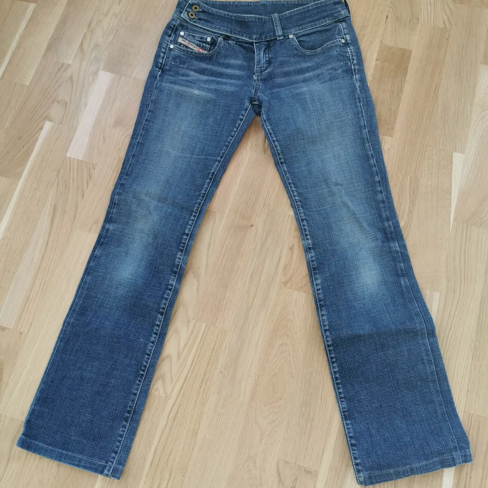 Assnygga diesel jeans i väldigt bra skick. Lowwaist med cool snäppning i midjan. Lite för korta på mig som är 171. . Jeans & Byxor.
