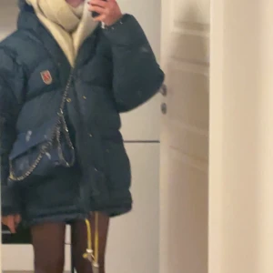 Fjällräven jacka  - Säljer nu min älskade jacka då vintern är över och jag behöver rensa vintergarderoben. Väldigt fluffig och mysig. Använd men i fint skick. Har ett litet håll bak som inte syns då jag köpte fjällrävens plåster kit till jackor. 