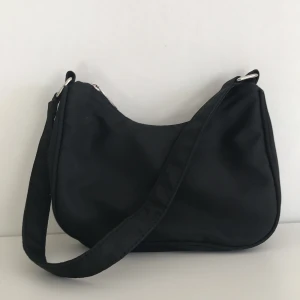 Svart väska - Säljer denna svarta väska, som jag endast använt ett fåtal gånger förra sommaren. Jättebra skick utan defekter. 