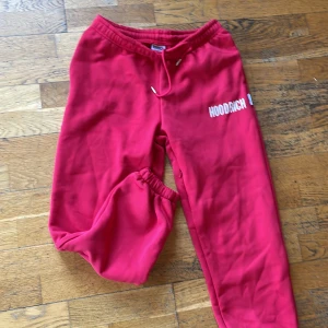 Hoodrich byxor - Råga hoodrich byxor som är jättesnygga men är lite korta på mig som är 173 jag är en storlek S men dom här passar lika bra. Aldrig använda och köpes denna månaden 