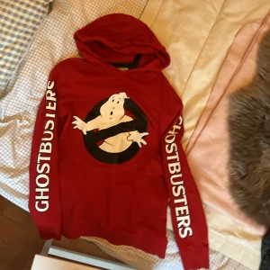 Ghostbusters hoddy - Röd ghostbusters hoddy inga fickor, pris kan diskuteras🤍