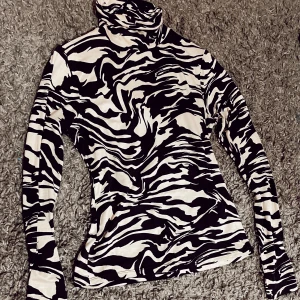 Långärmad topp  - Säljer för den sitter lite tight. Mycket bra skick. Använt 1 gång. Kommer inte ihåg orginalpris. Tröjan är från H&M. 