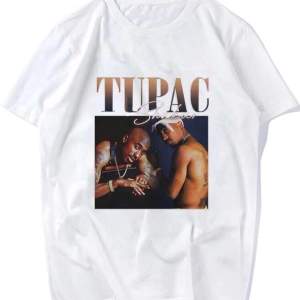 Gör dig redo för dessa snygga Tupac T-shirts. Unisexdesignen gör den lämplig för både tjejer och killar och det mjuka bomullsmaterialet ger en bekväm känsla hela dagen. VIT- St L GRÅ -St M  RÖD - St L  Svart - St L