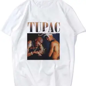 Gör dig redo för dessa snygga Tupac T-shirts. Unisexdesignen gör den lämplig för både tjejer och killar och det mjuka bomullsmaterialet ger en bekväm känsla hela dagen. VIT- St L GRÅ -St M  RÖD - St L  Svart - St L