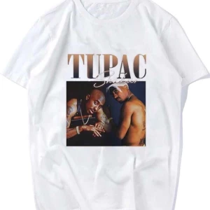 T-Shirt Tupac - Gör dig redo för dessa snygga Tupac T-shirts. Unisexdesignen gör den lämplig för både tjejer och killar och det mjuka bomullsmaterialet ger en bekväm känsla hela dagen. VIT- St L GRÅ -St M  RÖD - St L  Svart - St L