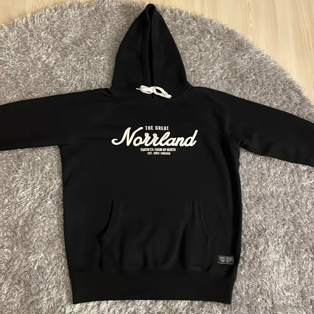 Säljer min norrland hoodie då den aldrig kommer till användning. Använd 1-2 gånger och är i nyskick! . Hoodies.