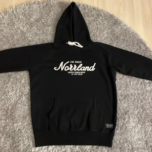 Hoodie - Säljer min norrland hoodie då den aldrig kommer till användning. Använd 1-2 gånger och är i nyskick! 