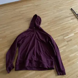 Vinröd hoodie, använd inte köp nu 