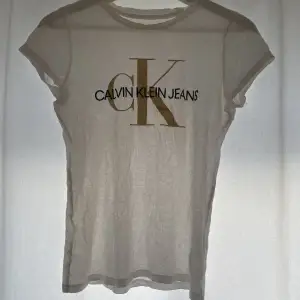 T-shirt från ck, använd fåtal gånger, guldigt tryck, nypris 500kr