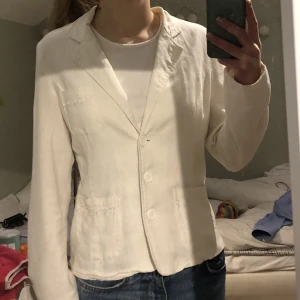 Linnekavaj - ASSNYGG vit linnekavaj perfekt till våren och sommaren!! Den har jättefina broderier på fickorna och perfekt passform! Köpt secondhand men i toppenskick 🤸‍♀️