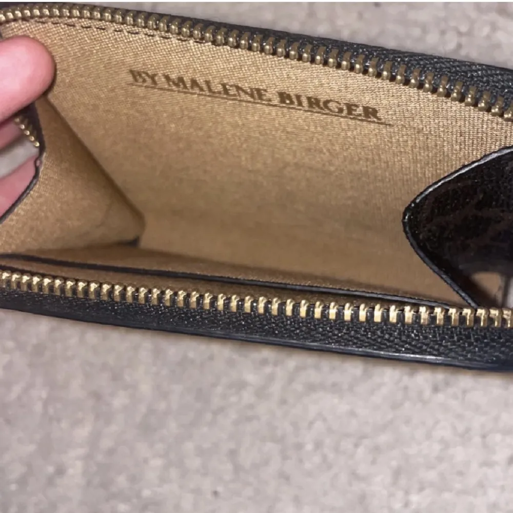Säljer nu min fina plånbok från Malene Birger. Den är i topp skick förutom att loggan har skafts av lite (det är den gamla modellen) den nya modellen är första bilden jag lade ut. Den har inga repor och det syns inte att den är använt förutom på logon💕. Väskor.