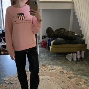 Gant tröja rosa - En så fin och trendig rosa gant tröja som endast är använd en gång! Säljer för mindre än hälften av originalpriset. Passar till typ allt och sjukt snygg nu till våren! Säljer pga den glöms bort i garderoben❤️ Inga defekter