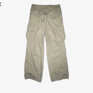 Gröna cargopants - säljer dessa gröna cargopants🙌🏼 Fint skick och i storlek M/ 38 Budet börjar på 200kr❤️