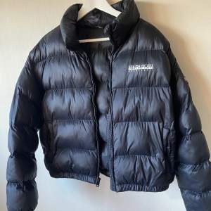 Cropped Napapijri puffer jacka strl M. Bra skick.