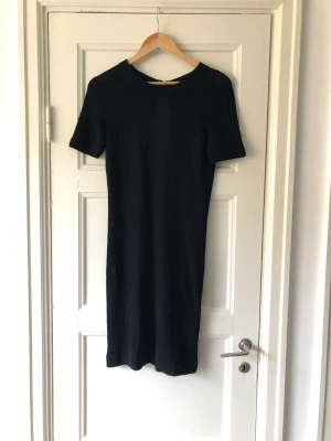 J.Lindeberg svart klänning  - Svart J.LINDEBERG klänning med öppen rygg 