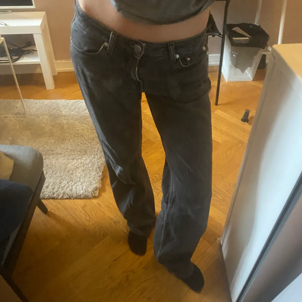 Såå snygga lågmidjade jeans från Weekday som jag måste sälja då jag är i behov av pengar🥲 Sköna och färgen är i tvättad grå färg. Är 163cm och passar mig perfekt(stl 25/32) 120kr+frakt, men möts helt upp i Sthlm! Tryck inte på köp nu, skriv till mig!💓✨. Jeans & Byxor.