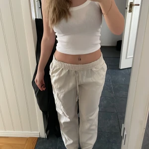 Linne byxor  - Sjukt fina linne byxor, inte alls använda mycket bara några enstaka gånger! De är perfekta till sommaren och så sjukt fin färg!❤️‍🔥❤️‍🔥