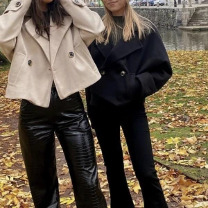 Kort kappa - Svart jacka från missay💕(lånad bild)  