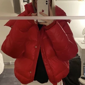 Bikbok jacka  - ❗️Intressekoll ❗️på min jacka från bikbok. Jackan är i nyskick och använd max 5 gånger. Utgångsbud på 600kr! !Köparen står för frakten! 💕