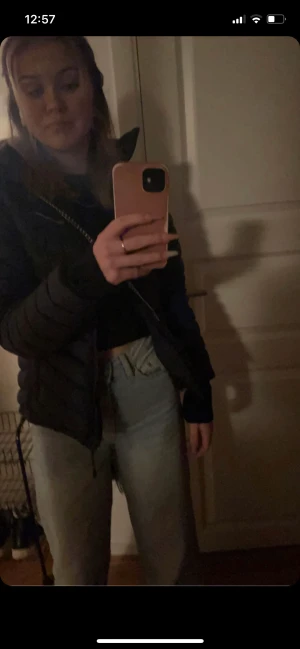 Peak performance jacka  - En mörkblå peak performance jacka som köptes för 2500 kr, säljer den billigt då det är två små brännmärken på nedre ryggen av jackan, dom syns nästan bara när man lyser med ficklampa på dom💕