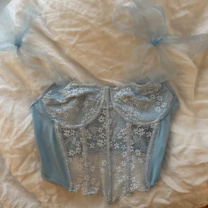 Blå korsett-topp - Så fin korsett-liknande topp med band som man knyter själv i axlarna