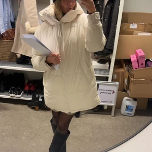 Super fin och skön jacka! - Säljer denna fantastiska vinterjacka från Zara. Jätte varm och härligt material. Nypris 700kr 