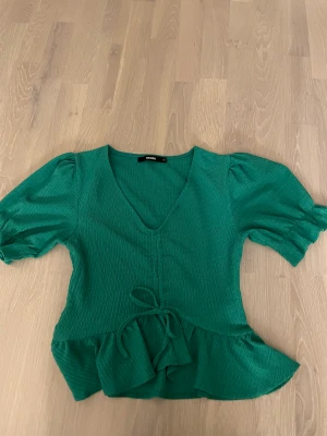 Grön topp  - Grön topp från Bikbok i storlek Xs (toppen ser ut att var lite turkos aktig på bilden men är grön i verkligheten) aldrig använd bara testad. 70kr + frakt 