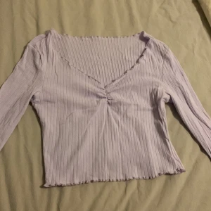 Lila top - Lila top, oanvänd.