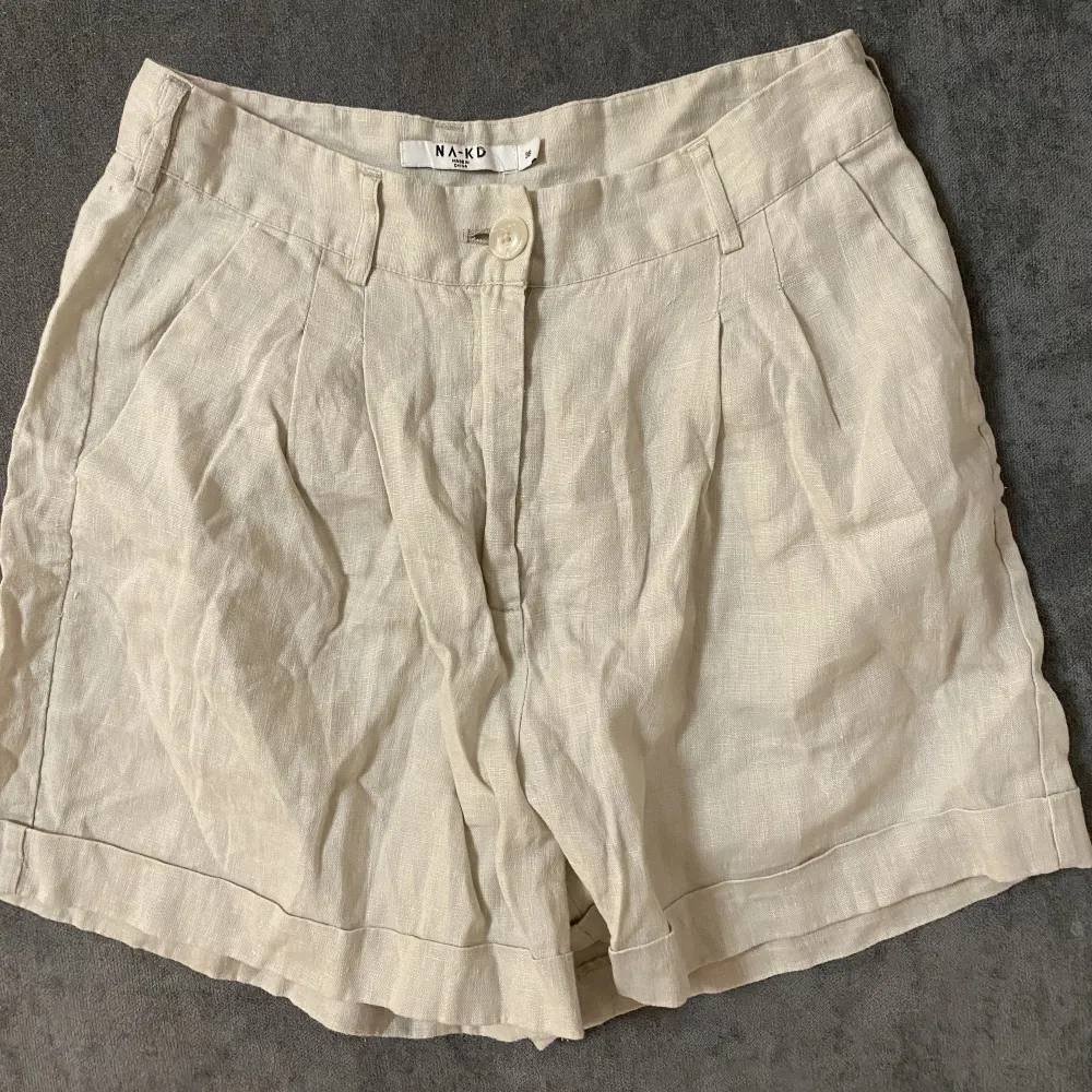 ”Linen folded shorts” från nakd, storlek 38. Säljer då de inte längre kommer till användning. Nypris 429kr. Shorts.