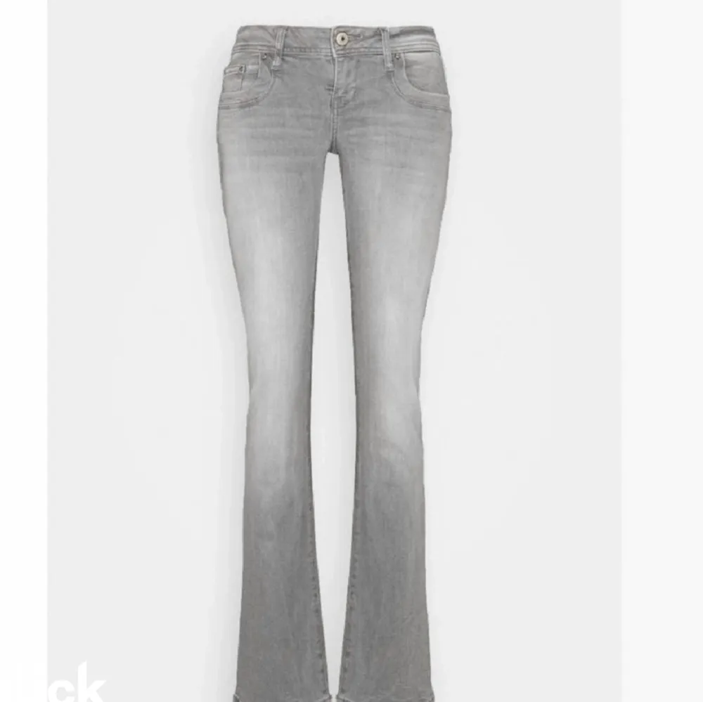 Säljer dessa slutsålda ltb valerie jeans då dom inte kommer till användning! Slutsålda och jeansen är använda men är i mycket bra skick💋 Storlek 29/32 och jag är 165 och passar bra i längden. Jeans & Byxor.