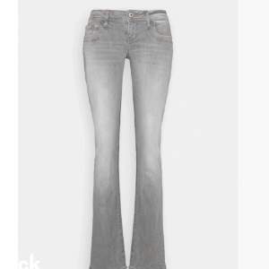 Säljer dessa slutsålda ltb valerie jeans då dom inte kommer till användning! Slutsålda och jeansen är använda men är i mycket bra skick💋 Storlek 29/32 och jag är 165 och passar bra i längden