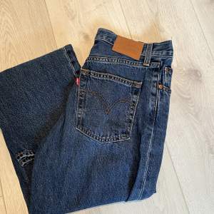 Jeans från Levi’s. Modell ribcage straight. W28 L30 (S/M) Nästintill oanvända pga fel storlek 