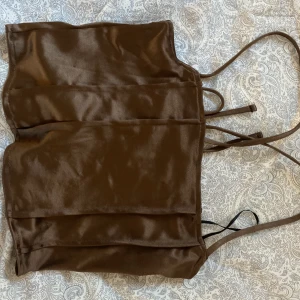 Brun satintopp - Brun satintopp från Hm🤍 Säljer då den blivit för liten, skriv för fler bilder🥰