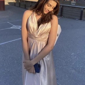 Bal klänning - Säljer min fina balklänning, den är champange färgad och så så fin. Perfekt till studentskivor eller bal.