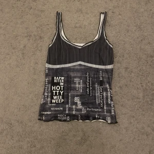 Linne med tryck - Linne med tryck. Oanvänt. Säljer för att det är för litet. Liten i storlek. Köpte för 300kr. 