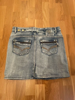 Skit cool jeans kjol - Verkligen en så cool jeans kjol med snygga detaljer. Lite vintage känsla över den vilket jag älskar