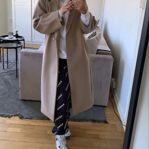 Kangol mjukisbyxa - Svartgrå mjukisbyxa med kangoltryck i cremevit. Loosefit-ish. Från h&ms kollektion med Kangol. ✨(En lånad bild). 