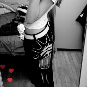 baggy jeans - säljer nu mina your local dealer jeans! fint skick🫶🏻 midjemått: 43/44cm rakt över innerbenslängd: 74cm (jag är 175)