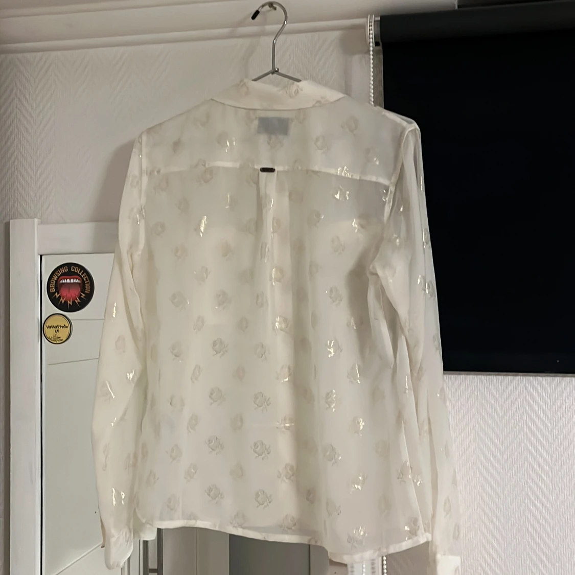 Blus med guldiga rosor - 90