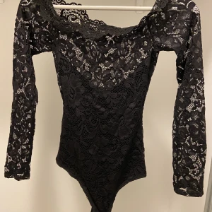 Off shoulder spets body - Oanvänd i storlek xs