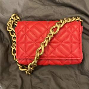 Säljer denna röda handväska från ZARA med stor guldkedja. Supersnygg väska men har tyvärr inte kommit till användning. Endast använd vid ett tillfälle. Nypris 299kr. Pris kan diskuteras vid snabb affär!